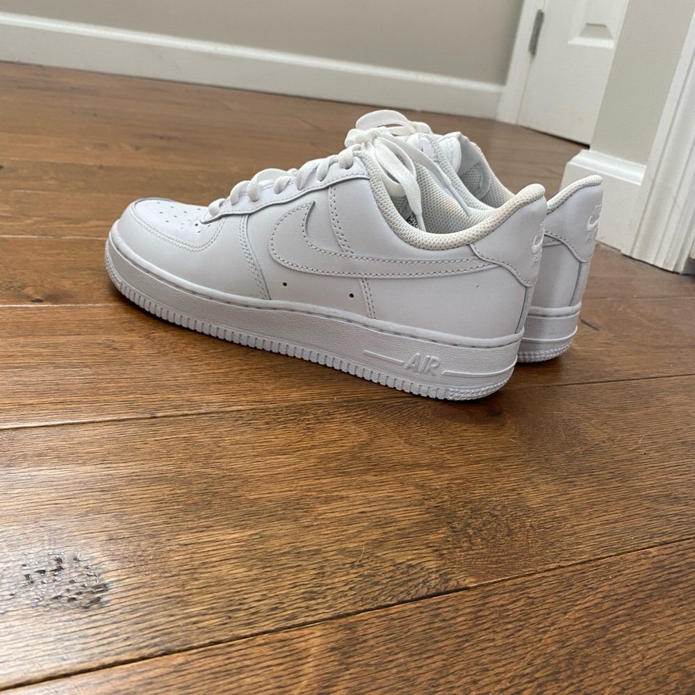 White Nike Air force 1.